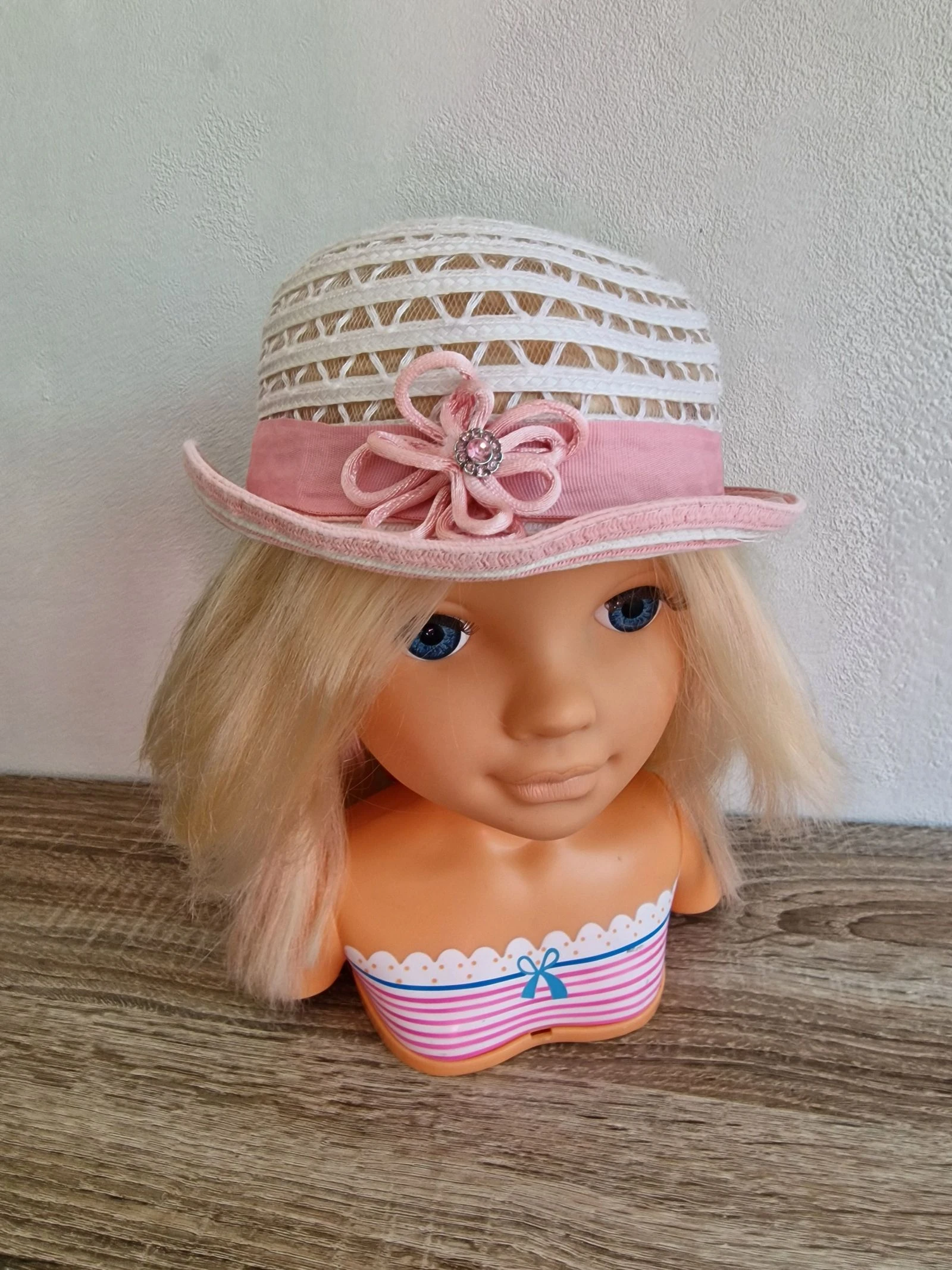 Sombrero de paja calado para niña Mayoral en color rosa y blanco